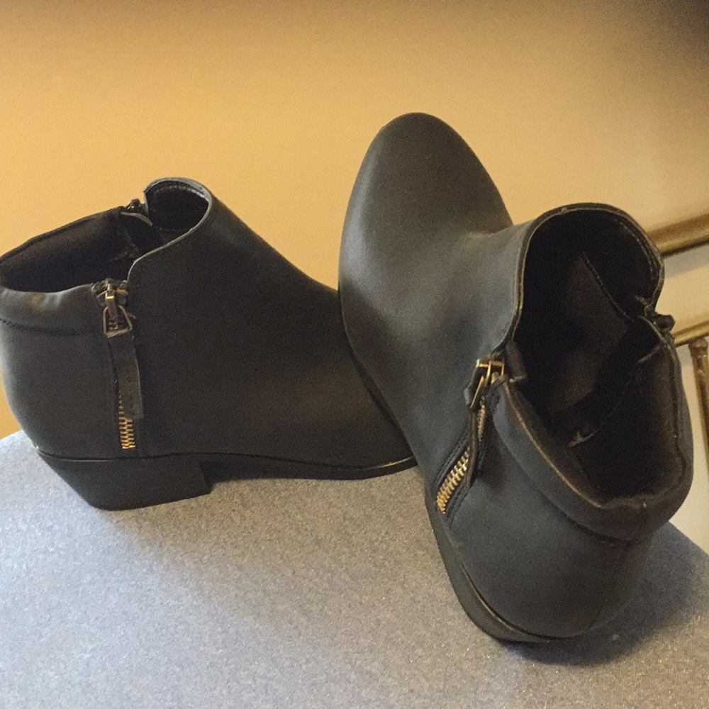 MOSSIMO Women’s boots size 8.5